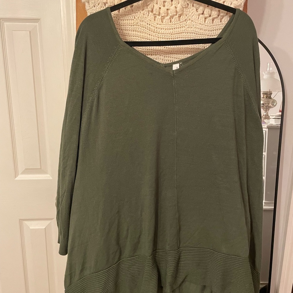 Green Tunic with 3/4 Sleeves and Relaxed Fit